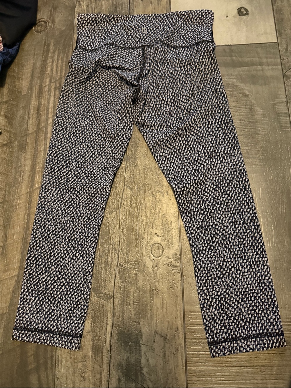 lululemon athletica Black and White Textured Pattern Leggings - Picture 2 of 4